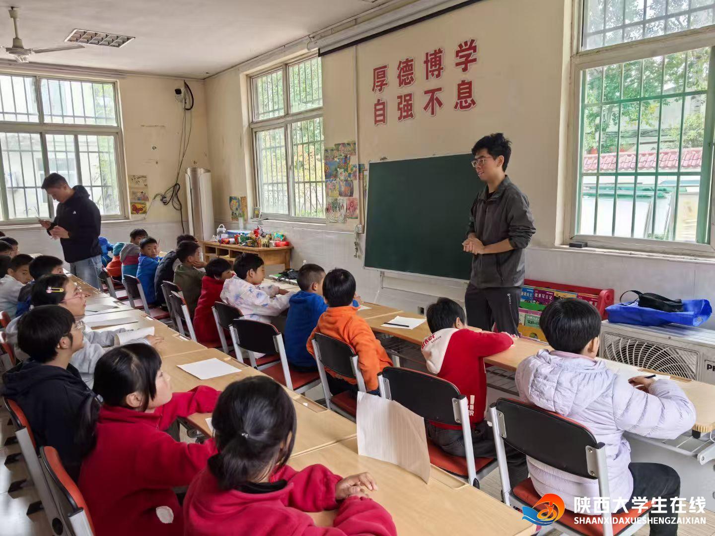 1763296191746222.jpg 志愿者进行自我介绍并引入讲座主题.jpg